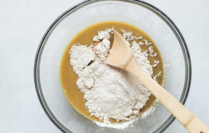 1. Этап. Вафли в электрической вафельнице: 1. Растопите 3 столовые ложки сливочного масла. Смешайте растопленное сливочное масло, молоко, мед, сахарный песок и яйцо. Натрите мускатный орех и имбирь на мелкой терке. В отдельной емкости смешайте все специи и оставшиеся сухие ингредиенты, кроме сахарной пудры. Соедините сухие и влажные ингредиенты.