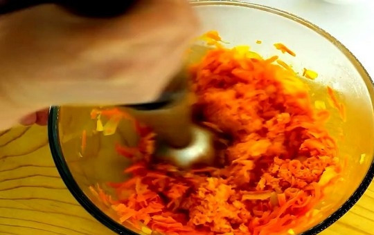 1. Этап. Морковные котлеты с манкой в духовке: Выложите овощи в миску, дайте немного остыть и измельчите с помощью погружного блендера.