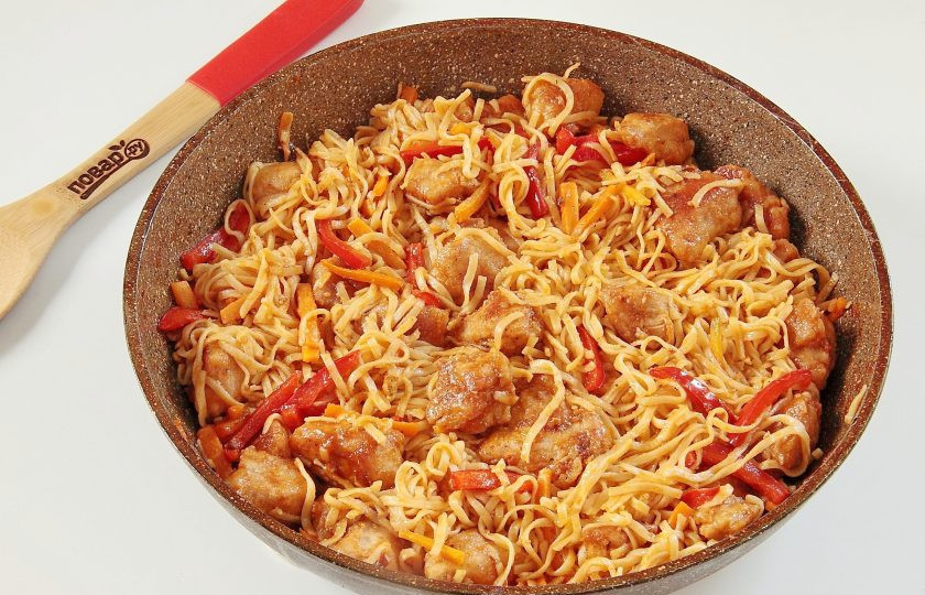 1. Этап. Свинина с лапшой по-азиатски: 10. По необходимости добавьте соль и специи, перемешайте и дайте 