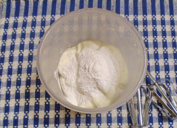 1. Этап. Торт со сметанным кремом: 7. Теперь приготовим сметанный крем. Для крема нужно обязательно предварительно охладить сметану. После чего перелить ее в высокую емкость для взбивания, добавить загуститель и пудру.