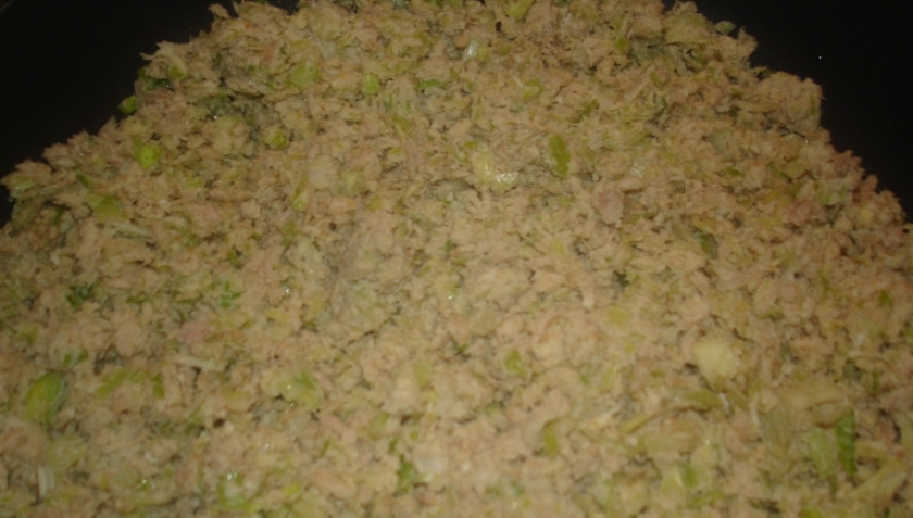 1. Этап. Пирог с мясом без дрожжей: Отварную курицу вместе с луком-пореем перемалываем в блендере. Обжариваем на 20 граммах сливочного масла. Солим и добавляем специи.