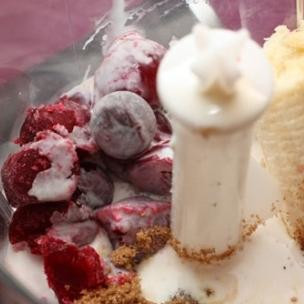 1. Этап. Молочный коктейль с бананом: В чашу для блендера кладем очищенный банан, сахар и слегка размороженную вишню. Наливаем молоко.