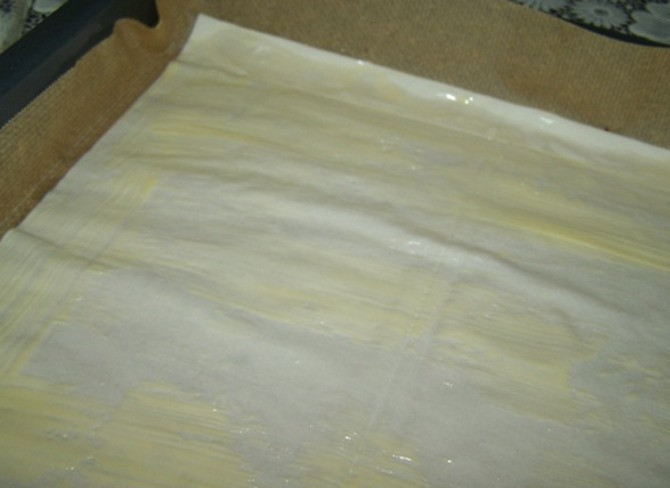 1. Этап. Пахлава домашняя: Тесто фило смазываем растопленным маслом.