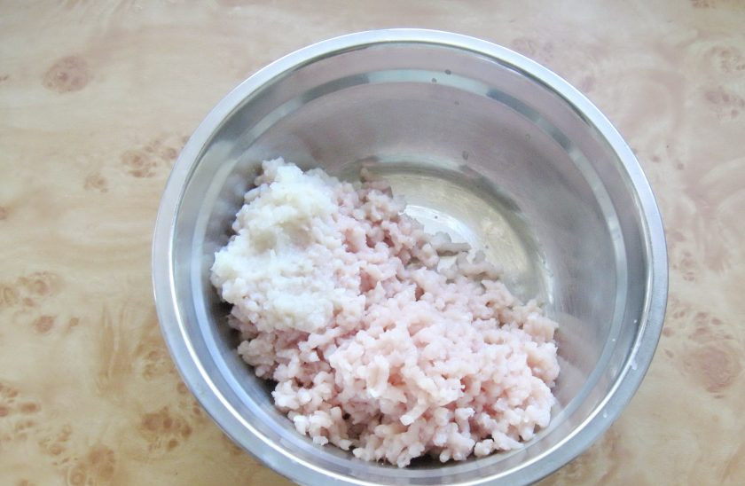 1. Этап. Фаршированный перец с курицей и капустой: Приготовьте фарш для начинки перца. Пропустите через мясорубку куриное филе, лук и чеснок.