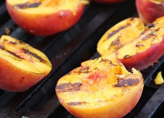 1. Этап. Жареные персики на гриле: 3. После аккуратно переверните и жарьте еще 2-3 минуты со второй стороны.