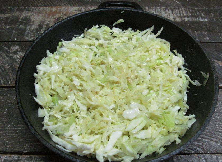 1. Этап. Капустное печенье: Нашинкуйте капусту, выложите к луку, посолите и поперчите, влейте 100 мл воды, перемешайте и тушите под крышкой 30 минут.