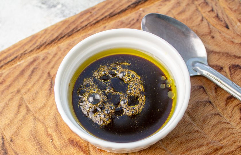 1. Этап. Салат по-китайски Харбинский: Приготовьте соус. Соедините масла, соевый соус и сок лимона.