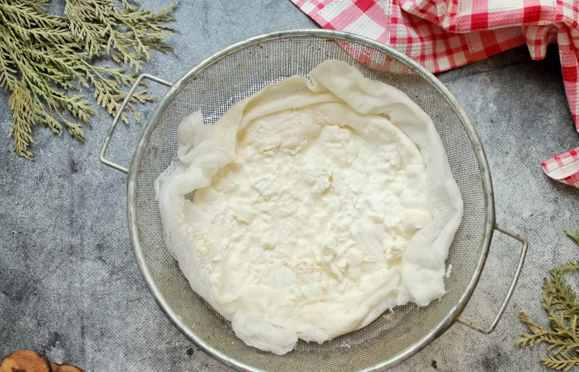 1. Этап. Вкусная густая домашняя сметана: Мелкое сито или дуршлаг застелите марлей сложенную в четыре раза. Не перемешивая, массу аккуратно вылейте в сито и оставьте так, чтобы стекла сыворотка на два часа.