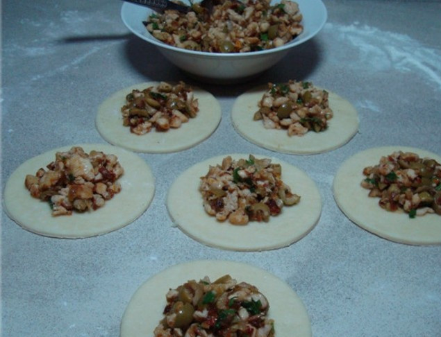 1. Этап. Пирожки с куриным фаршем: В серединку каждого кружочка кладем немного начинки (1,5 столовые ложки).