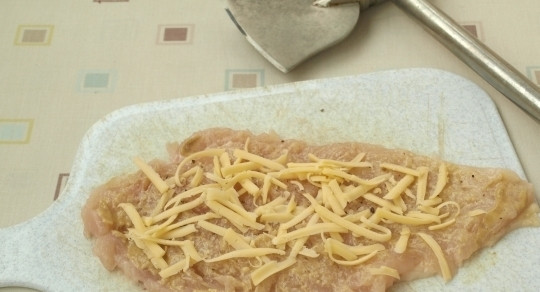 1. Этап. Рулетики из грудки курицы: Каждый кусочек аккуратно отбейте молоточком для мяса. С одной стороны смажьте грудку горчицей, посыпьте перцем и солью. Натрите на терке твердый сыр и равномерно выложите его на филе.