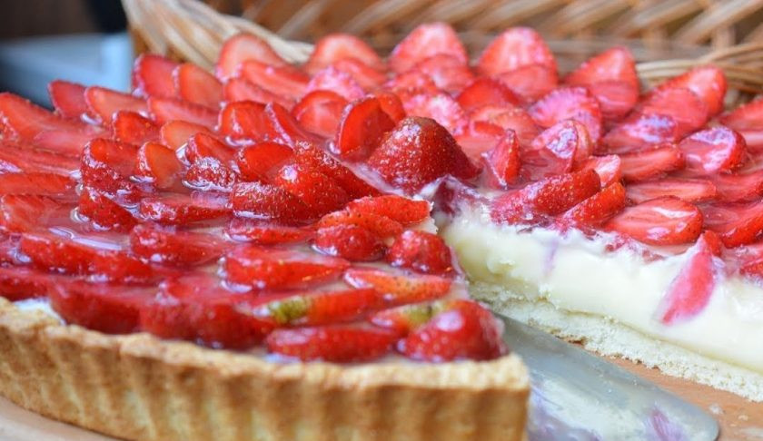 1. Этап. Клубничный тарт с заварным кремом: 9. Аккуратно залейте тарт сверху желейной глазурью и отправьте в холодильник до застывания. Приятного аппетита!