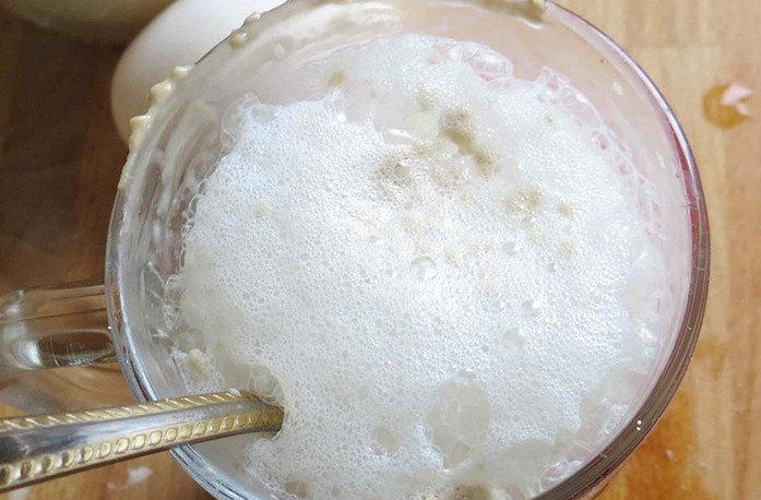 1. Этап. Дрожжевое тесто с ягодами: В теплое молоко кладем сахар и дрожжи. Перемешиваем до белой пены. Оставляем на 5 минут.