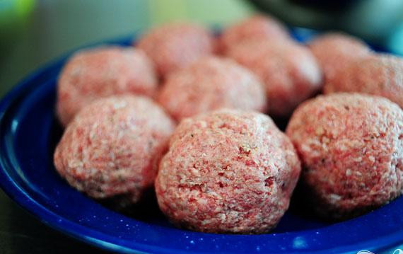 1. Этап. Сэндвичи с фрикадельками в беконе: 1. Смешать говядину с солью, перцем и приправами. Руками сформировать фрикадельки маленького или среднего размера.