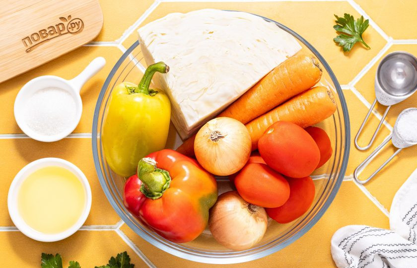 1. Этап. Салат Осенний на зиму: Подготовьте все ингредиенты. Все овощи предварительно помойте, обсушите.