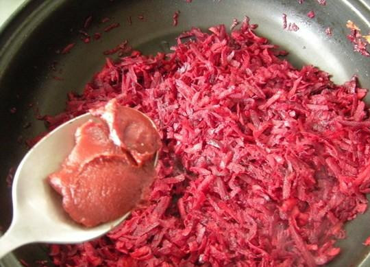 1. Этап. Борщ из свинины: 2. Овощи вымыть и почистить. Лук нарезать полукольцами. Свеклу и морковь натереть на крупной терке. В сковороде разогреть масло и положить сначала лук, потом морковь и в последнюю очередь свеклу. Чтобы свекла сохранила свой цвет, вылить в пассировку одну ложку столового уксуса. Когда овощи обжарятся, добавить томат.