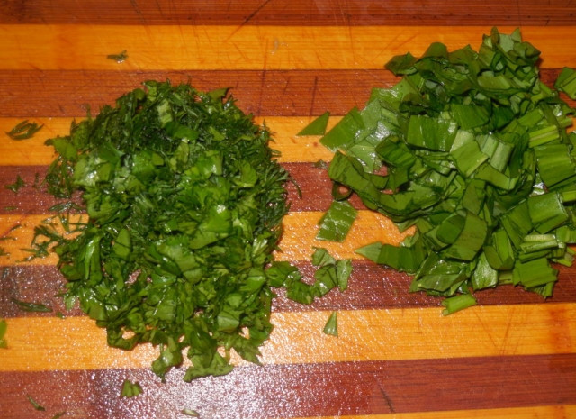 1. Этап. Уха из щучьих голов: Всю зелень промойте. Удалите грубые стебли, а затем мелко нашинкуйте.