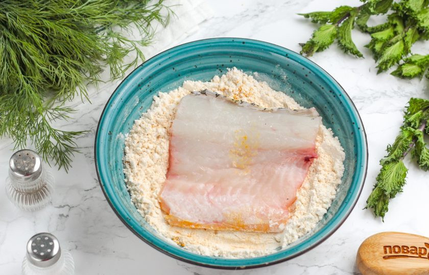 1. Этап. Щука по-астрахански: Обпанируйте кусочки рыбы в муке со всех сторон.