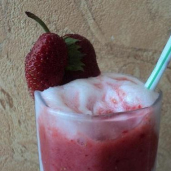 Клубника с бананом и мороженым