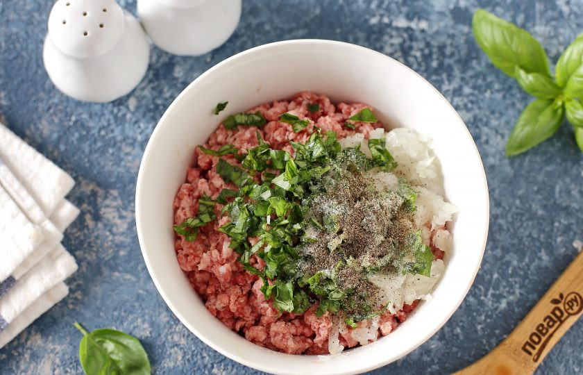 1. Этап. Пельмени с базиликом: К фаршу добавьте тертый на крупной терке лук, измельченный ножом базилик, соль и специи по вкусу.