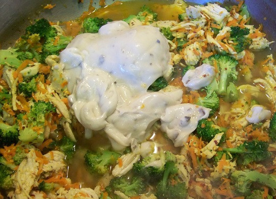 1. Этап. Макароны с курицей в духовке: 6. Добавить сметану и при желании немного воды, в которой варились макароны. Перемешать и потушить еще пару минут.