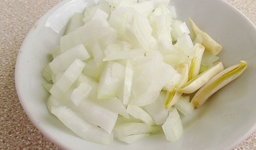 1. Этап. Тушеные помидоры в мультиварке: Очищаем чеснок и мелко нарезаем лук. Крупно нарезаем помидоры.