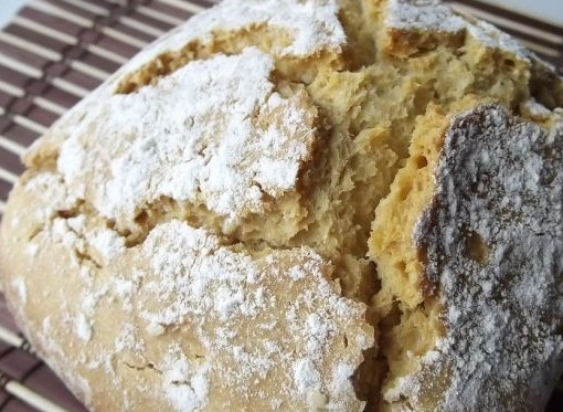 1. Этап. Бездрожжевой хлеб в хлебопечке простой: 3. По завершению программы проверьте готовность хлеба при помощи спички. Если хлеб не пропекся полностью, допекайте четверть часа на режиме выпекания. Бездрожжевой хлеб в хлебопечке готов. Охладите и пригласите к столу своих близких друзей. Приятного аппетита.