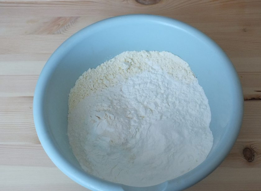 1. Этап. Торт Семистаканник: В чаше смешайте муку, сухое молоко, разрыхлитель, крахмал, ванилин.