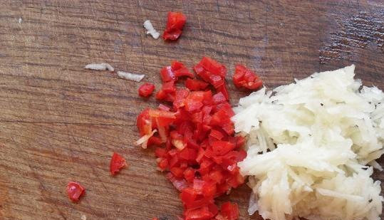 1. Этап. Острые баклажаны по-грузински: Мелко нарезаем перец и чеснок.