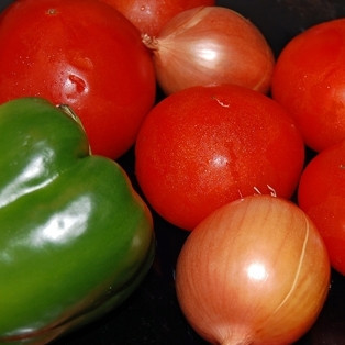 1. Этап. Свиная корейка с домашним кетчупом: Начнем с приготовления соуса. Сперва хорошенько вымоем наши овощи.