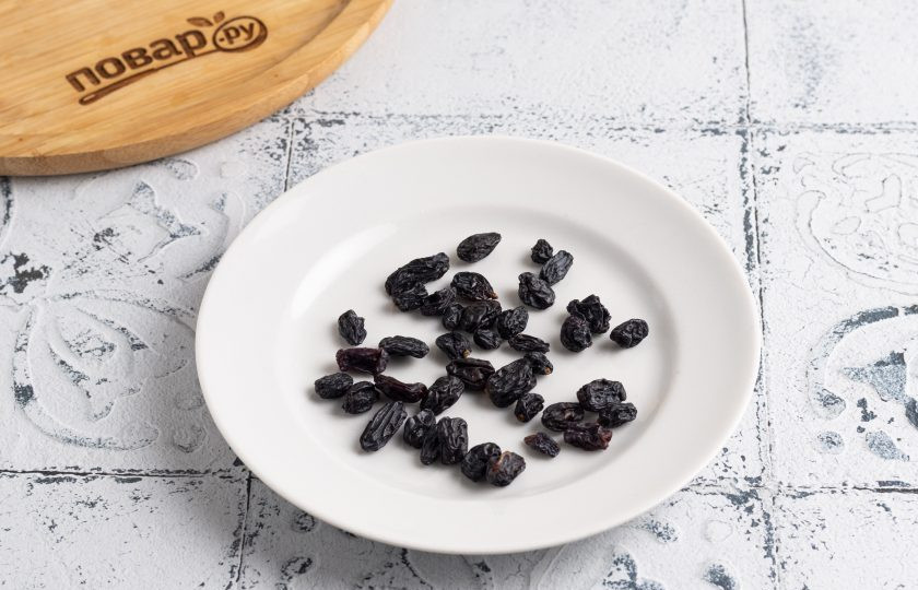 1. Этап. Печенье с изюмом из кукурузной муки: Изюм промойте в теплой воде и обсушите с помощью бумажных полотенец.