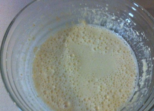 1. Этап. Клафути из черешни: 6. Добавьте просеянные вместе пшеничную муку, миндальную муку и кукурузный крахмал, перемешайте. В последнюю очередь влейте по частям молоко, одновременно размешивая тесто миксером, чтобы не осталось комочков.