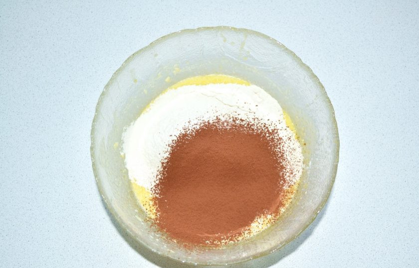 1. Этап. Шоколадный бисквит на кефире: Когда масса будет однородной и воздушной, добавьте просеянную муку и какао.