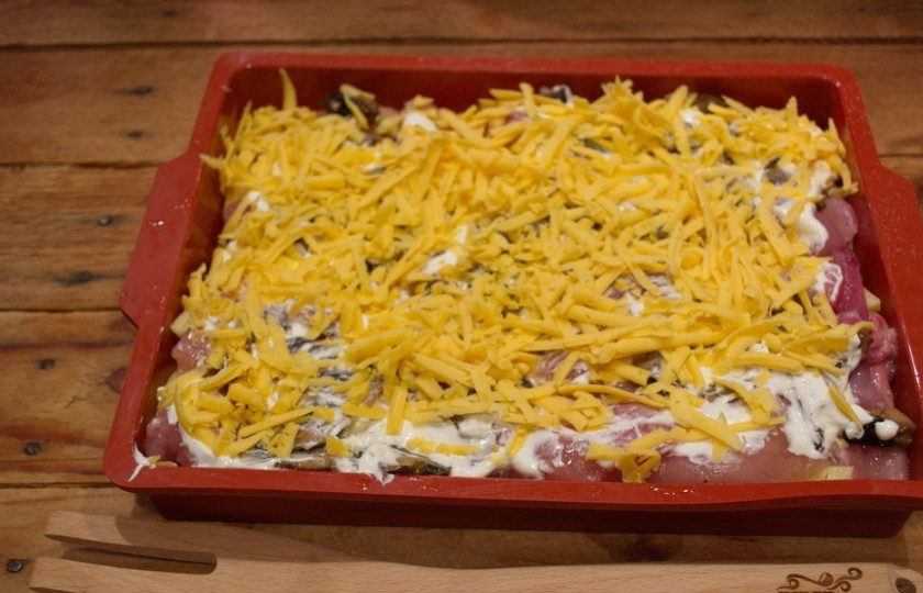 1. Этап. Мясо по-французски в духовке с картошкой: Натрите на терке твердый сыр, распределите его по всему мясу. Слой сыра смазывать ничем не надо. Если сыр пресный, можно посолить его и добавить специй. Как же приготовить мясо по-французски с картофелем? Разогрейте духовку до 200 градусов. Форму с содержимым закройте фольгой и запекайте в духовке около 1 часа.