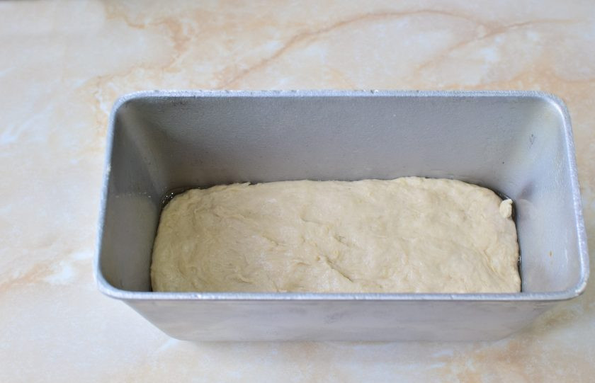 1. Этап. Пшенично-гречневый хлеб: Форму для выпечки смажьте растительным маслом и выложите в неё тесто.