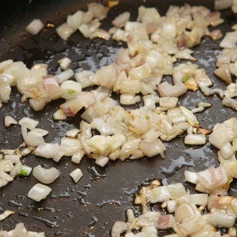 1. Этап. Яичница в духовке: Обжариваем мелко нарезанный лук на сливочном масле до золотистости.