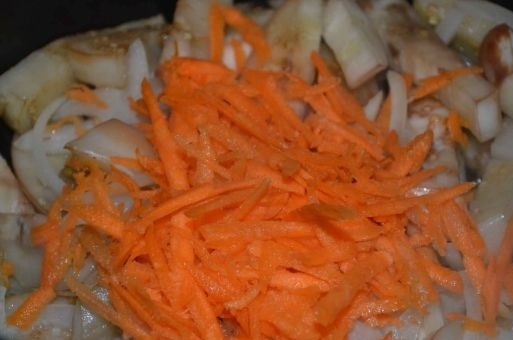 1. Этап. Тушеный картофель: 5. Добавьте её в сотейник. Жарьте на сильном огне минут 5, чтобы овощи подрумянились. После снизьте огонь до среднего.