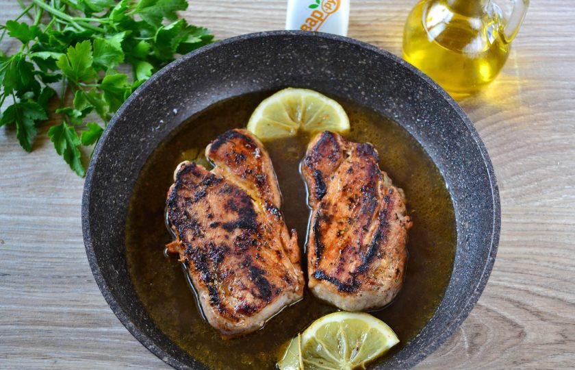 1. Этап. Мясо жареное крупным куском: В сковороду налейте 150 мл. бульона (можно воды, но с бульоном вкуснее) и добавьте пару долек лимона.