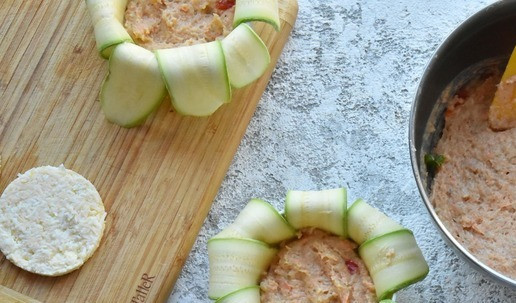 1. Этап. Нежное суфле из индейки с кабачком: Отварные яйца и сыр натрите на мелкой терке, разделите на две части. Из каждой сформируйте лепешку по размеру чуть меньше формы. Можно воспользоваться сервировочным кольцом. В формы с кабачком выложите часть фарша до половины.