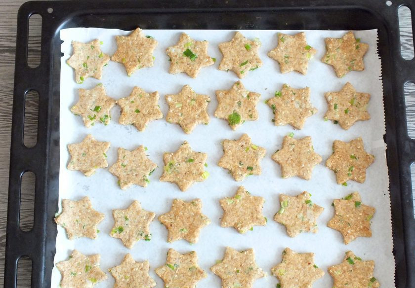 1. Этап. Печенье с кунжутом Чиполлино: Переложите будущее печенье на противень застеленный пергаментной бумагой. Поставьте выпекаться в разогретую до 200 градусов духовку на 12-15 минут. Время зависит от толщины нарезанного печенья. Также учитывайте особенности своей духовки.