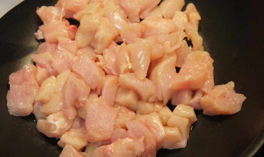 1. Этап. Курица с рисом в сковороде: Режем филе кусочками, обжариваем на разогретой сковороде в оливковом масле.