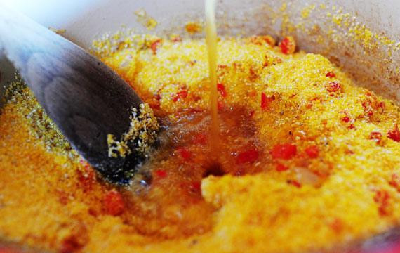 1. Этап. Пряная говядина с крупой и сыром: 5. Добавить крупу, затем добавить бульон и воду. Перемешать, затем довести до кипения. Уменьшить огонь до слабого, накрыть крышкой и варить в течение 30 минут, периодически помешивая.