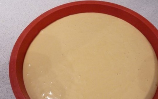 1. Этап. Пирог из майонеза и сметаны: Вылейте тесто в форму для выпечки и выпекайте при 180 градусах в течение 40-45 минут.