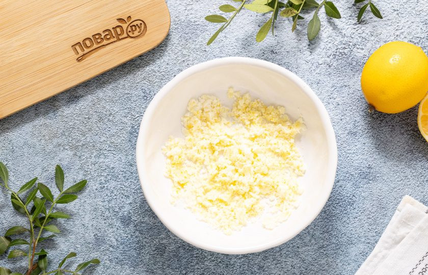 1. Этап. Лимонный пунш: Разотрите цедру вместе с сахаром.