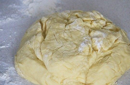 1. Этап. Сметанные калачики: Замешиваем тесто до эластичного и мягкого состояния. Если нужно добавляем муки, чтоб тесто не приставало к рукам.