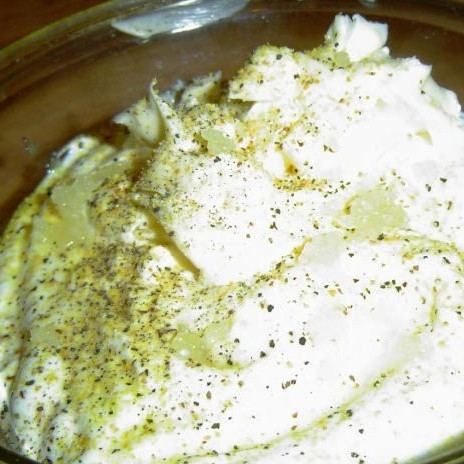 1. Этап. Профитроли с красной рыбой: Тем временем займемся начинкой. Отдельно взбиваем сливки и отдельно - творожный сыр, затем две образовавшиеся массы смешиваем. Солим, перчим, добавляем любимые специи и выдавленный чеснок.