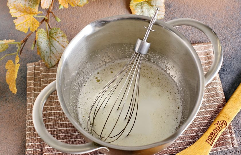 1. Этап. Торт Зебра в микроволновке: Взбейте 1 яйцо с 3 ст.л. сахара. Добавьте 3 ст.л. молока.