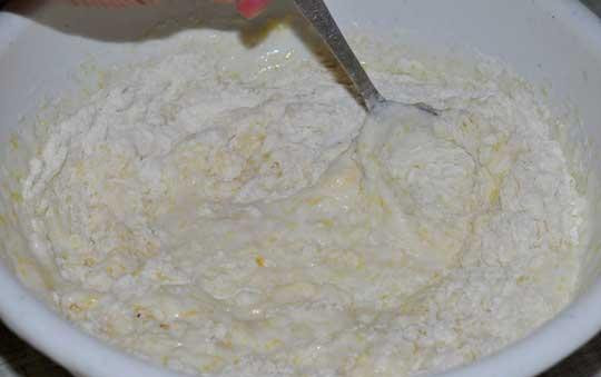 1. Этап. Вегетарианские вак беляши: Добавить муку и замешать тесто.