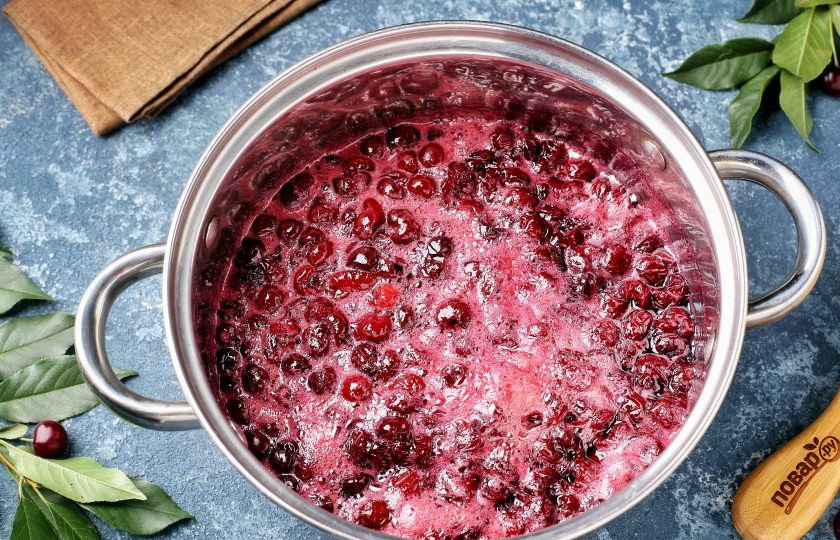 1. Этап. Варенье из вишни с орехами: После закипания варите варенье около 10-15 минут, в процессе снимая образующуюся пену. Чем дольше варить варенье, тем гуще оно будет.