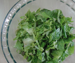 1. Этап. Американский салат со стейком: В миску накрошить салат.