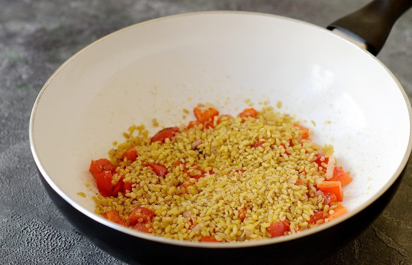 1. Этап. Пилав из булгура с нутом: Затем всыпьте булгур и жарьте все вместе 1-2 минуты.